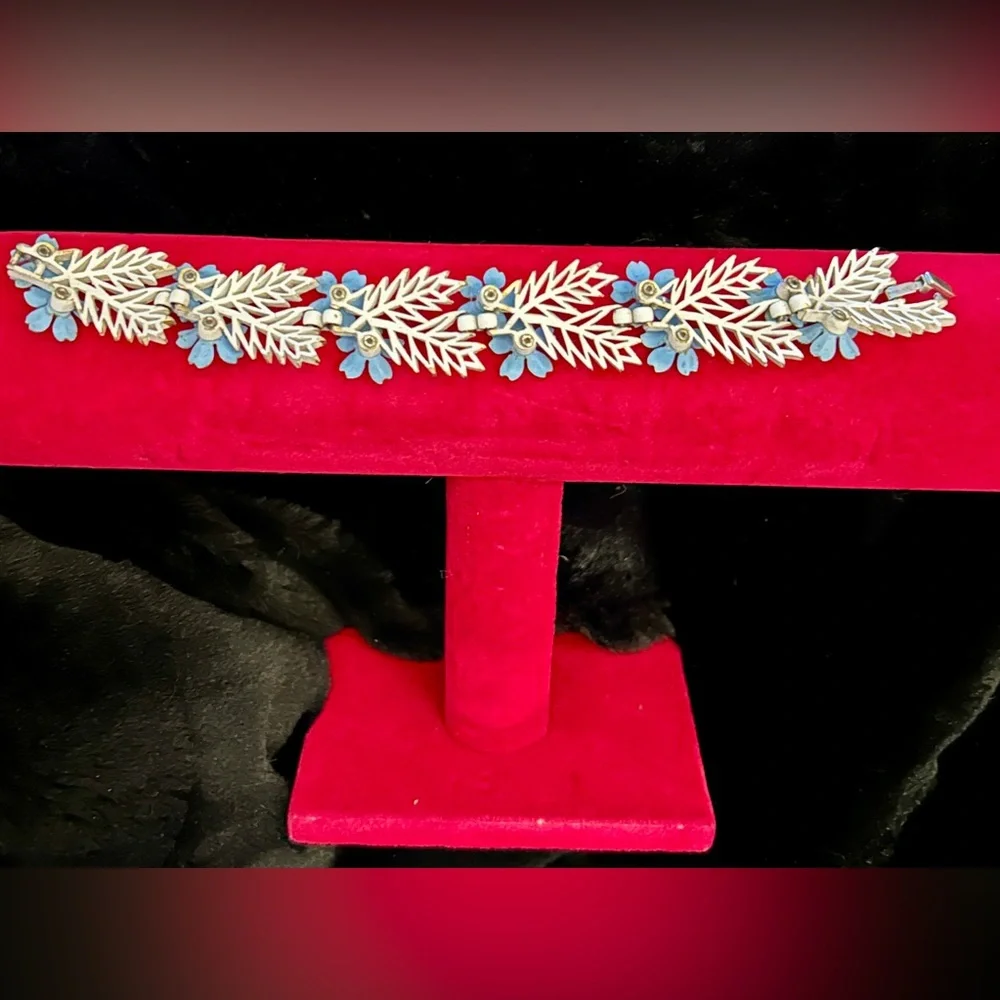 RARE 1958 CROWN TRIFARI WHITE &
BLUE ENAMEL RHINESTONE
'FLOWERING FERN' BRACELET - Picture 5 of 13